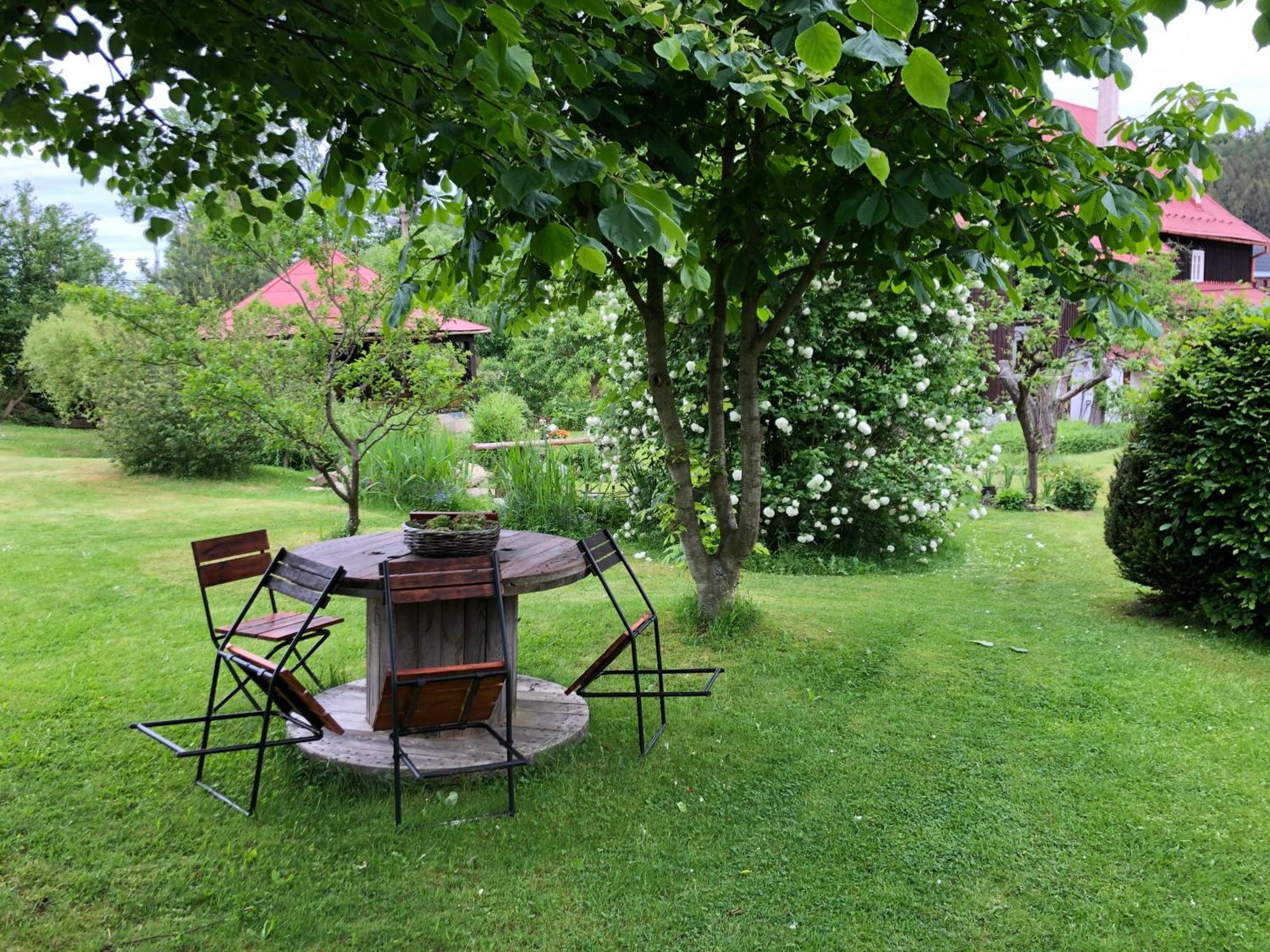 Kouzelna Maringotka Otel Chřibská Dış mekan fotoğraf